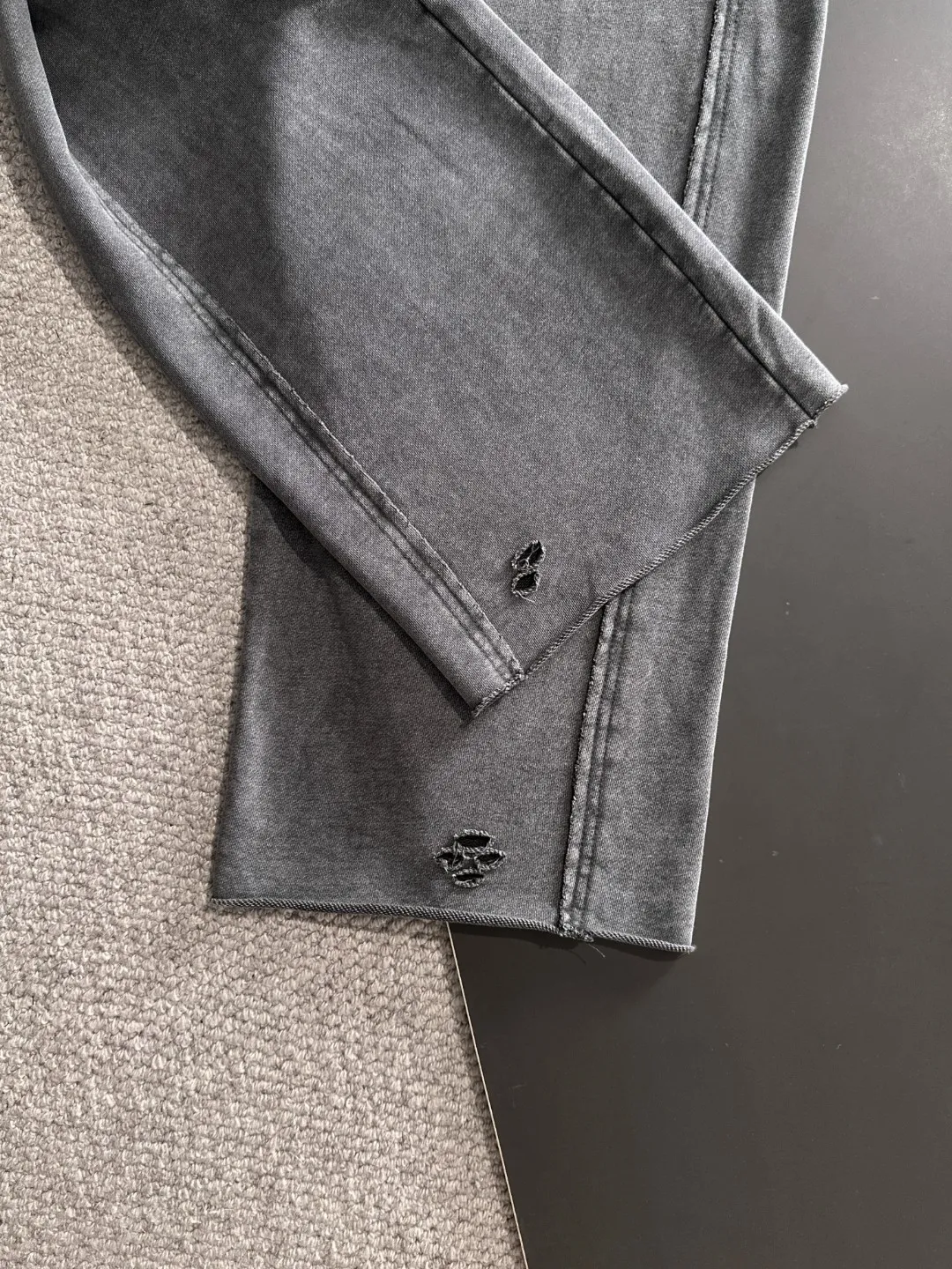 Next day shipment P360 Stone lsland/Stone Island Mouth Joint Exclusive launch of 25ss autumn and winter new high-quality trousers Compare real-life details at will The craftsmanship that ordinary small workshops cannot copy Top-level ZP development Unique imported fabric feel Purely imported German machine production Precision operation Ten thousand needle density A pair of trousers with rich details You can see the development strength A full set of new accessories can be customized simultaneously Simple yet elegant Soft, delicate and comfortable The upper body is versatile and fashionable A perfect choice for autumn and winter. A must-have item. Loose fit. Please refer to the size chart when placing an order: S to XL (or state your height and weight when placing an order)